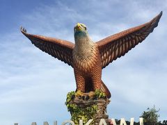 ランカウイ島のシンボル、鷲の像があるイーグル・スクエアです。大勢の人達が記念撮影していました。