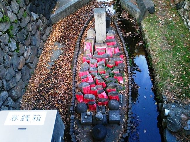 川の中州に地蔵？じゃないな、石？