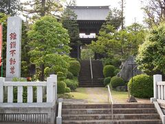 15：40　第１７番は無人で車を停めるスペースがなく、御朱印を頂く圓乗院の広い駐車場に車を停めさせていただき、歩いて向かうことにしました。
東大和緑地の東端にあり、ゆるい坂を上り下りし、周囲は古い町並みのようで、どの道も対向車とのすれ違いに苦労します。