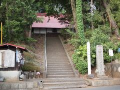 17：15　狭山観音霊場　第２２番　吉祥院　横龍山吉祥院　２１番から800m　
狭山丘陵の山をカットして作られたようなお寺です。
石段を登ると意外と広い敷地に堂宇があります。
駐車場も入り口の坂道からは想像できないほど広く、堂宇の反対側はお墓でした。

石段の下には庚申塚と馬頭観音。