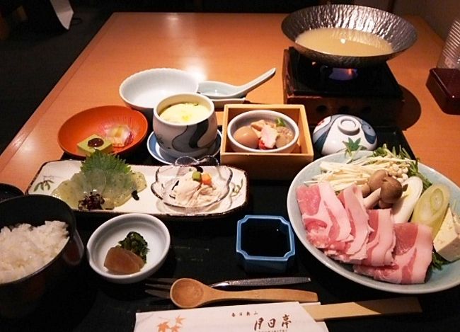 落ち着いたところで夕食へ。牛乳入り出汁の“飛鳥鍋”(本来鶏だがこれは豚肉)美味い！