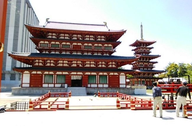 修学旅行の時、お坊さんの解説が面白かった“薬師寺”<br />ここも人が少なかったからじっくり観れた。　↑東塔は改装中(左の縦縞幕の中)　　