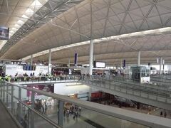 香港国際空港に到着。今から向かう先はベトナムのハノイです。
