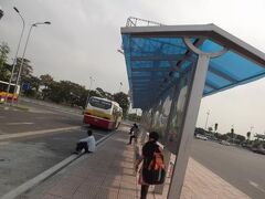 第一ターミナルを出て、一番左端に、ローカルバスの乗り場があります。