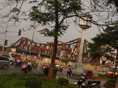 無事に旧市街への入口ロンビエンバスターミナルに到着しました。
ここから歩いて直ぐに旧市街に入れます。
鉄道の鉄橋とバイクの洪水を見ながら、ベトナムに来たことを実感します。