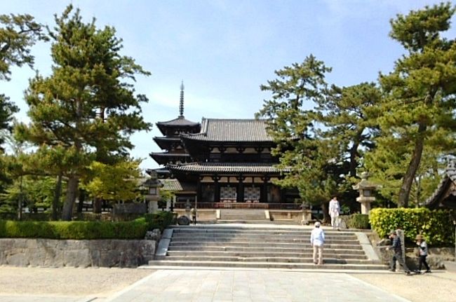 法隆寺へ向かう。　<br />お婆ちゃん達は途中で降りてバスの外から手をブンブン振っていた。可愛い。<br />入り口から本堂への道が結構長く、気が急く。<br />