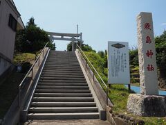 厳島神社の階段を上がります。

海の神様を祭った厳島神社は1776年の創建と、野島崎灯台ができる以前からここにあったようです。