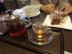 食後はゆったりと出来るこちらのお店でお茶をしましょう。
明洞の中心地にありながらとても静かなカフェ。
ドリンクを注文するとケーキがサービス。
ドリンクはすべてかなり高めの設定なので、
強制的なケーキセットってとこでしょうか。