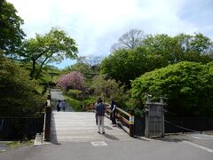 やっと着きました・・・松前城入り口です。　ウインザーホテルから４時間以上かかったな。