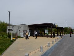 さて、大沼公園を後に今度は白老ポロトコタンを目指します。

ガスが３分の１ほどになったので、道央自動車道大沼公園入口までに入れよう・・・、と思っていたのですが甘かった！　大沼公園から高速入り口までにガソリンスタンドは無かった！！　げげっ・・・。　次の森ＩＣで下りて街中で給油。次の落部ＩＣまでは下道を通ってまた入りましたよ・・・。

あると思うなガソリンスタンド！　北海道では早めの給油が必要のようですね。

ＳＡもＰＡも少ないので要注意です。　ここはトイレ休憩で寄った静狩ＰＡです。