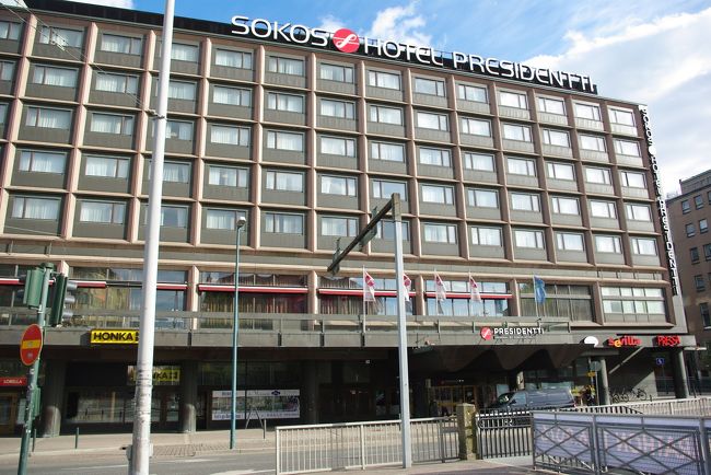 これから3泊する、ソコスホテルプレジデンティ。<br /><br />中央駅から徒歩10分。近くにショッピングセンターもあって便利な場所でした。<br /><br />到着日に韓流歌手が来ていたみたいで、ホテル裏は、若者で賑わっていました。