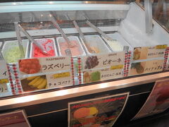 食後は、岡山駅のフルーツショップ「花いちご」。さすがフルーツ王国、フルーツ系のジェラートが充実しています。
