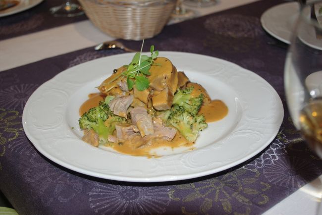 到着日の夜は、ホテルのレストランでディナー。豚肉料理でした。少ししょっぱかったけど、美味しく頂きました。ビールと赤ワインと一緒に。