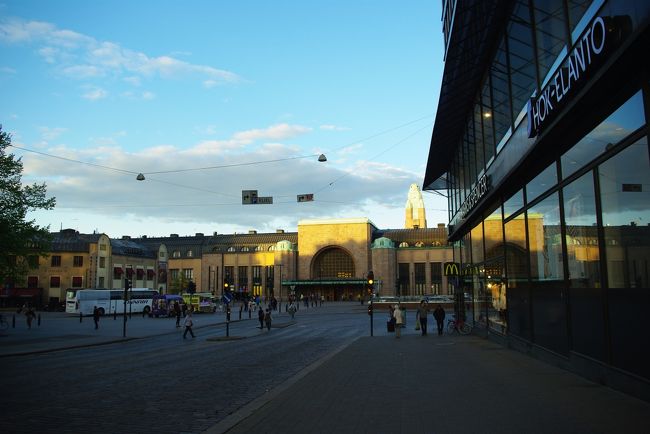 夕食後、ホテル周辺を散歩。10時過ぎまで明るいとあって、治安に不安は感じませんでした。