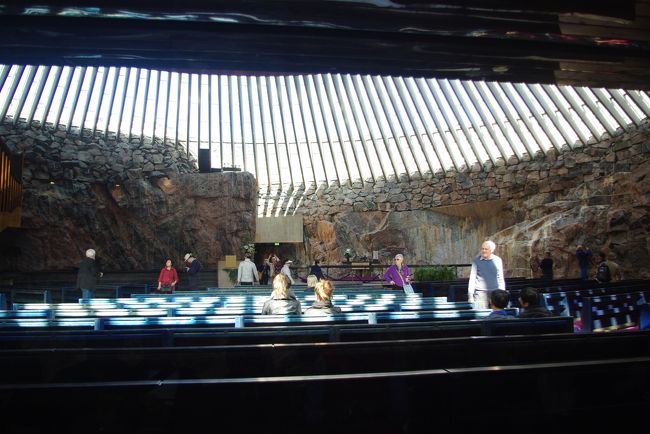 次はテンペリアウキオ教会。<br /><br />石を削り出して作った教会は初めて見ました。<br /><br />しかも、丁度写真正面に十字が見えました。ガイド曰く、条件が重ならないと見えないとの事。