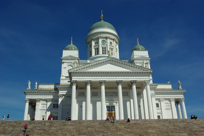 次はヘルシンキ大聖堂。<br /><br />ここで、全員の記念撮影。<br /><br />そして、この近くのレストランで昼食。