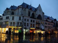 グランプラスから証券取引所に来ています。聖ニコラス教会です。
だいぶ日が暮れて、照明が輝き始めました。
折しも雨が降り始め、濡れた石畳に光が反射してとてもいい雰囲気です。
