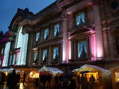 証券取引所がライトアップされています。まるで宮殿のような華やかさです。
