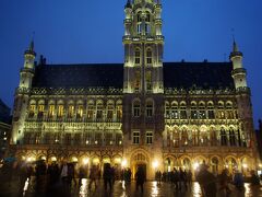 「市庁舎」です。ここまで来ると、壮絶な美しさです。
余程の広角レンズでないと、塔の先まで一緒には入りません。
