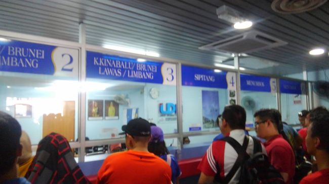 船のチケット売り場です。<br />人が沢山居ますが、混んでいるというよりは、発券がスローリーw<br />でも、文句言わずみんな並んでました。