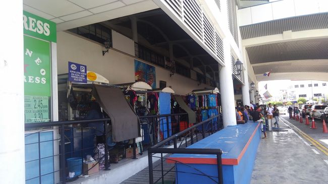 港の外には、売店やお土産屋、香水など様々な店があります。<br />でも、航路も短いので飲食店はありませんでした。<br />