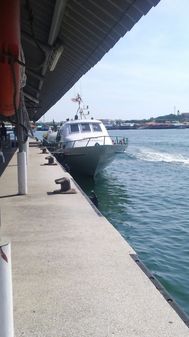 墨田川の船ではありません。<br />立派な国際航路を運行する船です。<br />船内では飲み物は売ってました。あと、トイレはあります。<br /><br />私達はブルネイのイミグレーションカード、税関申請を書いてましたが、ローカルなみなさんは、ジャッキーの映画を観てました！<br />でも、一時間ちょいで着くから最後まで観られないのに…