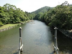 宇治橋の上から五十鈴川。