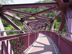 帰り道は寄り道しながら。
山代温泉のあやとり橋。
いけばな草月流三代目家元・勅使河原宏のデザインによるワインレッド色のペンキ一色に塗られた湾曲した徒歩専用の橋であり上空から見るとユニークな形状（S字型）をした鉄骨の橋。橋のデザインのコンセプトは「鶴仙渓を活ける」と言われています。