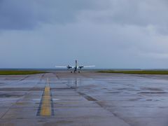 マヘ島の空港は小さな空港です。
そして離島へ向かうっぽい小さな飛行機がいました。
お天気はイマイチっぽいですねぇ…