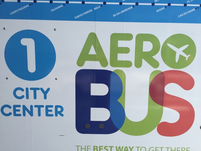 空港からホテルまでの移動はエアロバス（シャトルバス）が便利とあったので、これで行きます。<br /><br />片道一人３ユーロで２０分に一本走っているので便利。夜２２時以降は３０分に一本とか。<br /><br />メイン玄関を出るとすぐ目の前にバス停があり、乗るときに直接現金でチケットをドライバーさんから買います！<br /><br />観光客が停まるようなエリアにはバスもだいたい停まります。<br /><br />私たちはロシオエリアのホテルなのですが、ロシオという場所で止まってくれるようなのでそこで降りることに。ドライバーさんもどこで降りるの？と聞いてくれた！親切。<br /><br />だいだい３０分ちょっとかかりました。<br /><br />タクシーよりだいぶ安い！