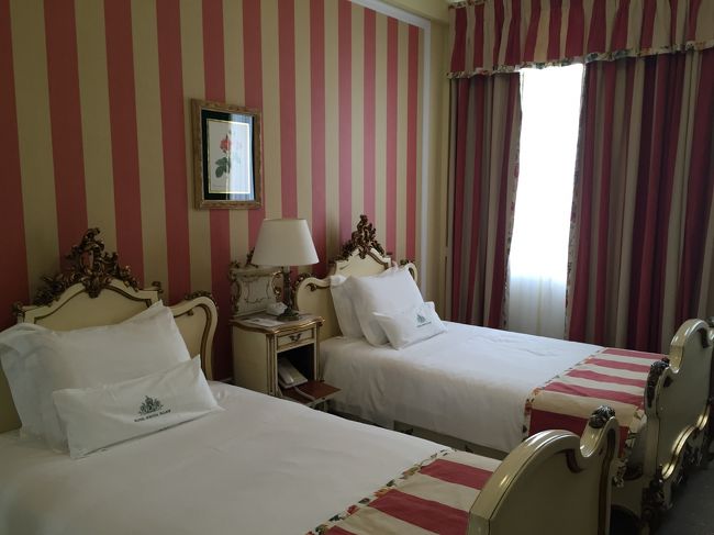 部屋の内装はこんな感じ。<br /><br />思ったより広く、二人がスーツケースを余裕で広げてもスペース十分にあります。<br /><br />連泊するせいか、通常のスタンダートツインより広いお部屋にしてくれたようです！