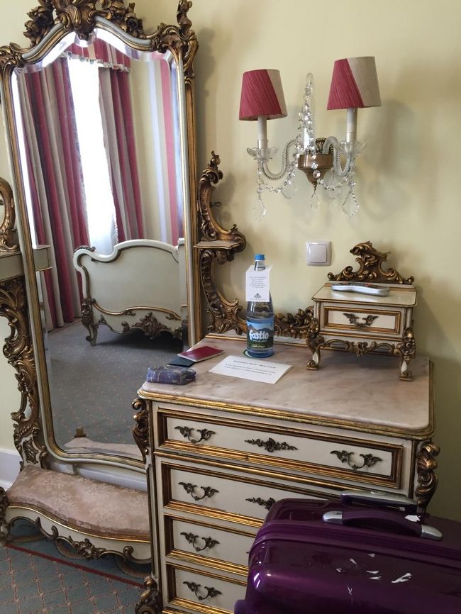 全身鏡、収納スペースも十分あります。<br /><br />ここ以外にウオークインクローゼット、スリッパ、セーフティボックスもあります。<br /><br />ただ、お部屋で飲めるコーヒーやポットがなかったのが残念。<br /><br />でも毎日無料のお水１リットルくれるし、イチゴやチョコレート（毎日種類が変わる）のサービスがありました。