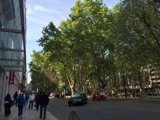 気温は２４℃くらい。心地いい。<br /><br />ここはリベルダーデ通りと言ってリスボンのシャンゼリゼ通りと言われているとか。<br /><br />ブランドショップが両側に並び、緑の木々も並ぶ綺麗な通りです。<br /><br />日本とは違う雰囲気の場所にテンションが上がります。