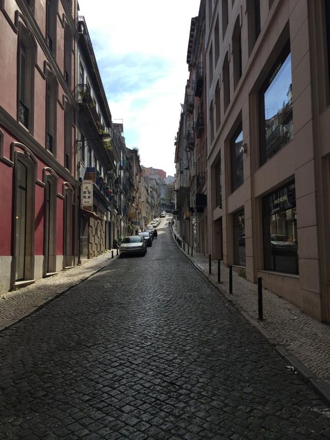 ちょっとリスボンをお散歩。１６時頃なんですが、機内食を朝食べた切りでお腹すいてます。<br /><br />軽く近くをお散歩して夕食を食べるレストランを見つけに行きます。