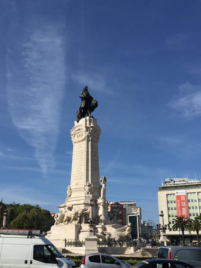 色々な銅像が広場に立ってます。<br /><br />ホテル前のレスタウラドレス広場