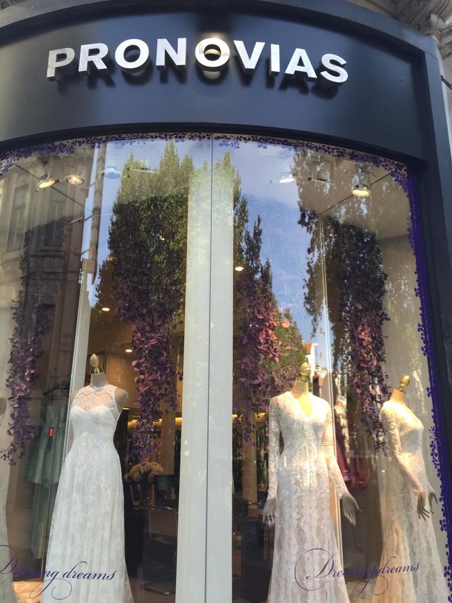 どうでもいいことなのですが、私が結婚式で着たドレスがPRONOVIASのドレスで、<br />スペインのドレスショップなのですが、ポルトガルにも何店舗か見かけました！<br /><br />ビーズや刺繍がとても綺麗でシルエットも美しいな素敵なドレスショップです！<br /><br />見つけて嬉しい！<br />