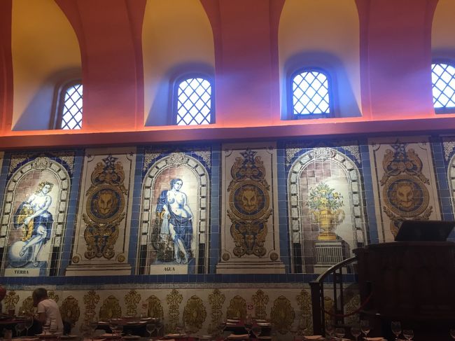 ポルトガルの最大手ビールメーカーが経営するレストランで、建物はかつての修道院を改築したもの。<br /><br />壁一面がアズレージョで美しいレストラン