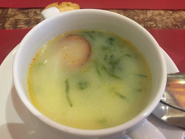ポテトスープにキャベツとソーセージ、オリーブオイルを入れて煮込んだもの<br /><br />カルド・ヴェルデ<br /><br />ポルトガルの伝統的料理らしい！<br /><br />うーん、美味しい！
