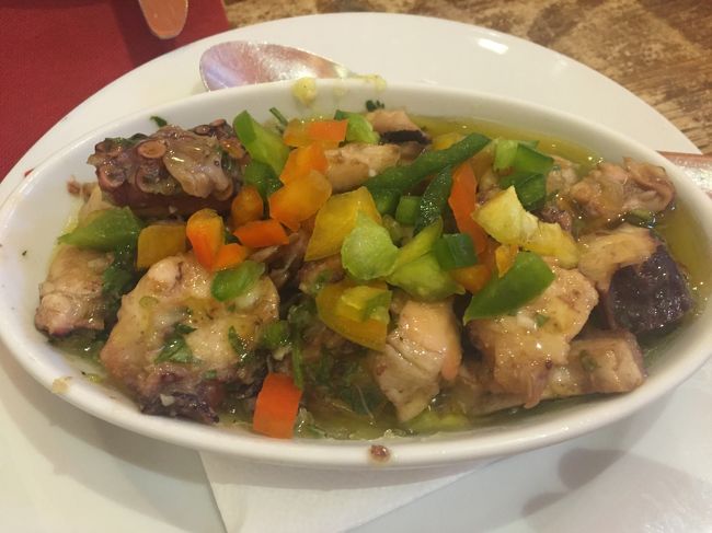 タコのサラダ<br /><br />タコにオリーブオイルと野菜、塩、コショウって感じかな。<br /><br />シンプルで美味しい！