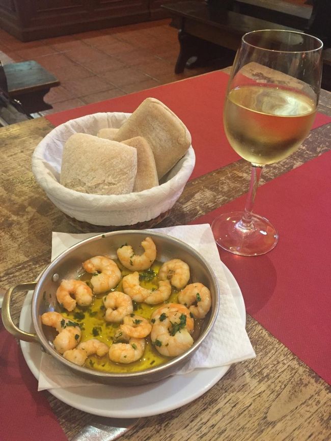 エビのアヒージョ、白ワイン<br /><br />ふー、どれも美味しくお腹いっぱいになった！<br /><br />サイズも大きすぎるのかな？と思ったらこのお店は日本人に丁度いい！！<br /><br />（翌日から、やっぱりポルトガルのレストランでの一皿は大きすぎる！と知ることになりますが・・）<br /><br />