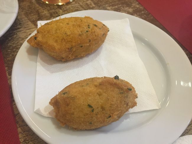 バカリャウのコロッケ。<br /><br />アツアツで美味しい！蟹クリームコロッケみたい。<br /><br />