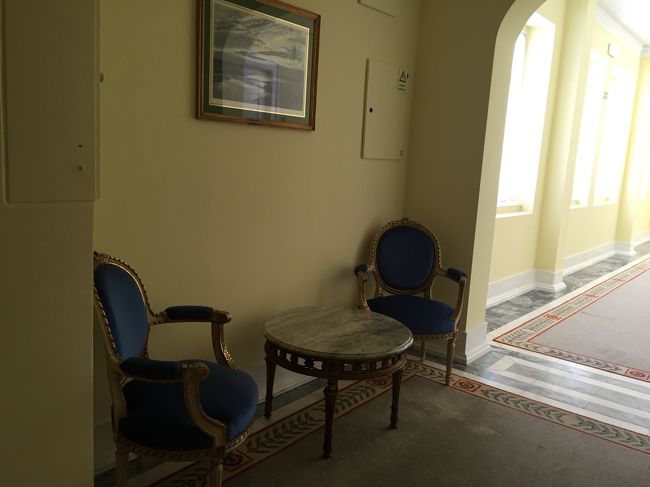 ホテル内の廊下はこんな感じ。<br /><br />青の椅子が美しい！