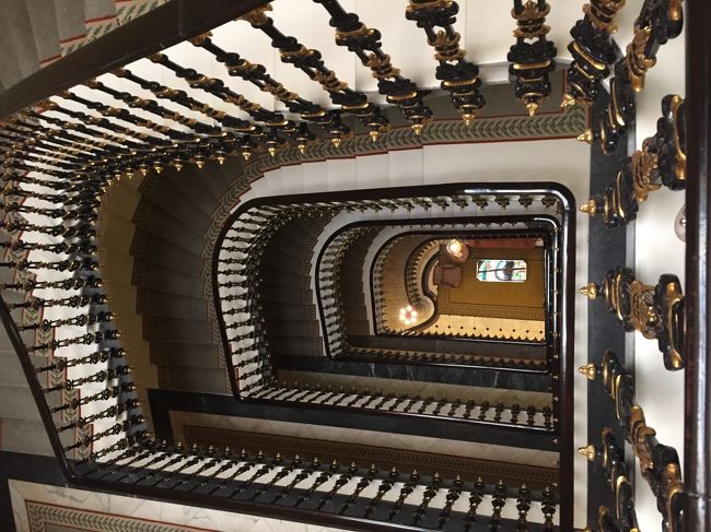 吹き抜けでロビーから繋がっています。私たちの部屋は５階なので、上から撮るとこんな感じ。<br /><br />この階段すごく綺麗でおしゃれで上品な雰囲気を感じます！