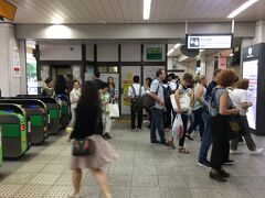 見学を終え、JR上野駅から東京に向かいます。ここでも外人観光客をたくさん見かけます。