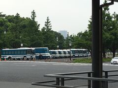 行幸通りを抜けて皇居前広場方面を見ると、機動隊車両が数多く並んでいます。もちろん伊勢志摩サミット対策です。