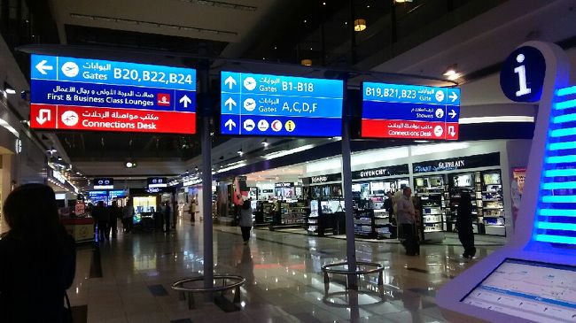 当時は深夜でももっと人が多くて音楽もガンガンかかっていてうるさかったイメージだけど、<br />あれは９月だったし、４月はこんな感じなのかな。<br /><br />静かで人も少なめ。まあでも、今午前３時とかだしね。当たり前か。