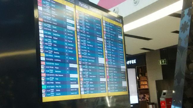 このボードで自分たちのフライトの時刻を確認。予定通り<br /><br />ゲートも変更なし