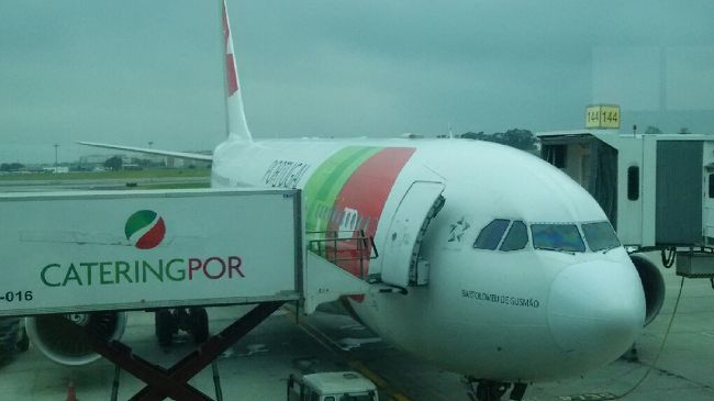 ふー、ポルトガルに到着！<br />リスボンの空港（ボルテラ空港）に１２時３５分　定刻通り！<br /><br />ドバイからは８時間くらい。今回成田から２３時間３０分。今まで乗ったフライトで一番長い時間がかかってる！<br /><br />でもそんなに疲れはないです！<br />ついにポルトガルに到着して嬉しい！