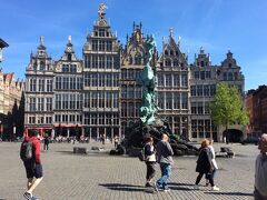 市庁舎前のグローテマルクトとアントワープの名前の由来となったブラボーの像