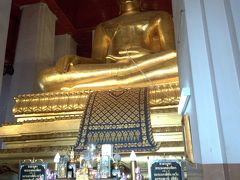 タイ最大のブロンズ製仏像。

修復の際には体内から何百体もの小さな仏像が出てきたそうです。